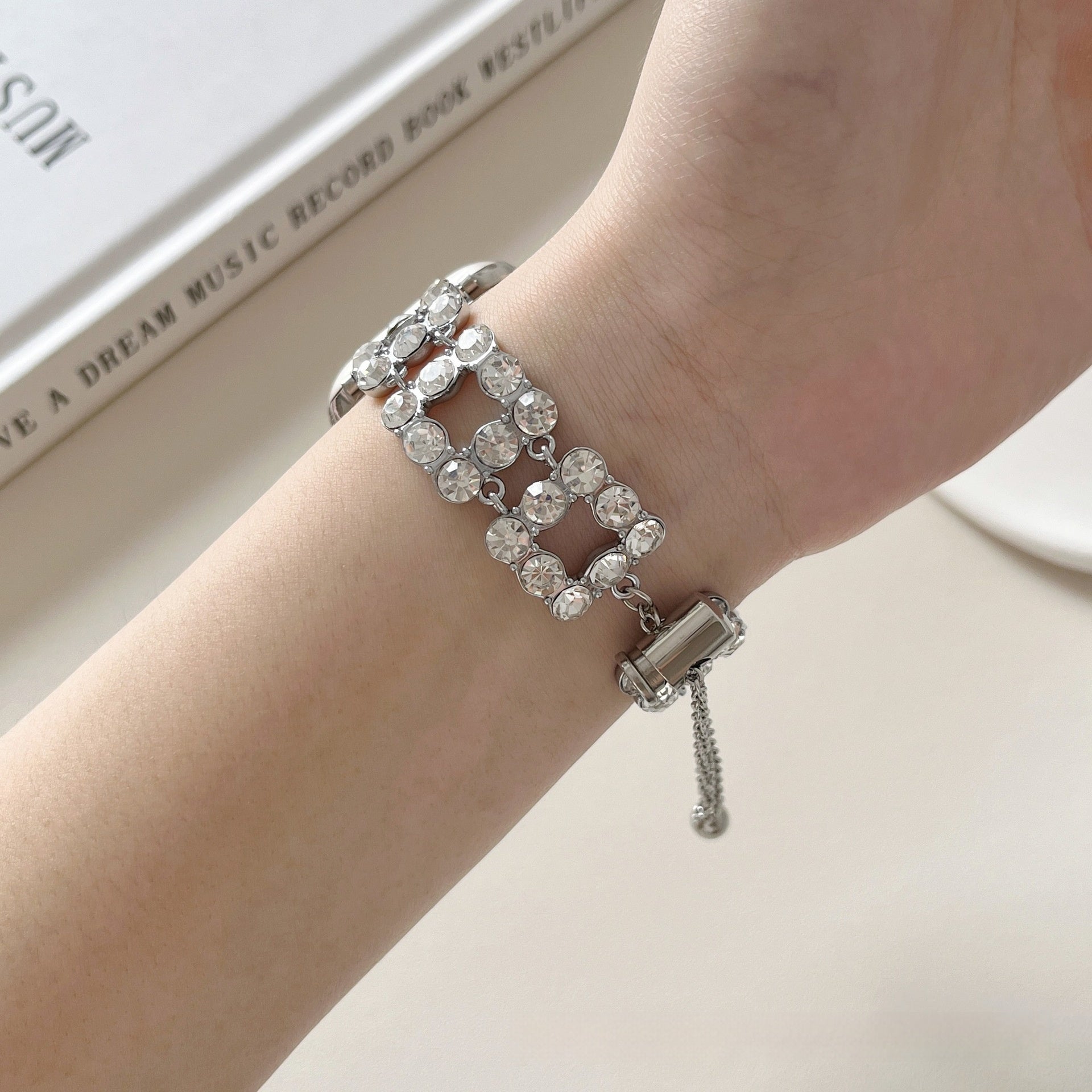 High-grade Rhinestone Quartz Strap